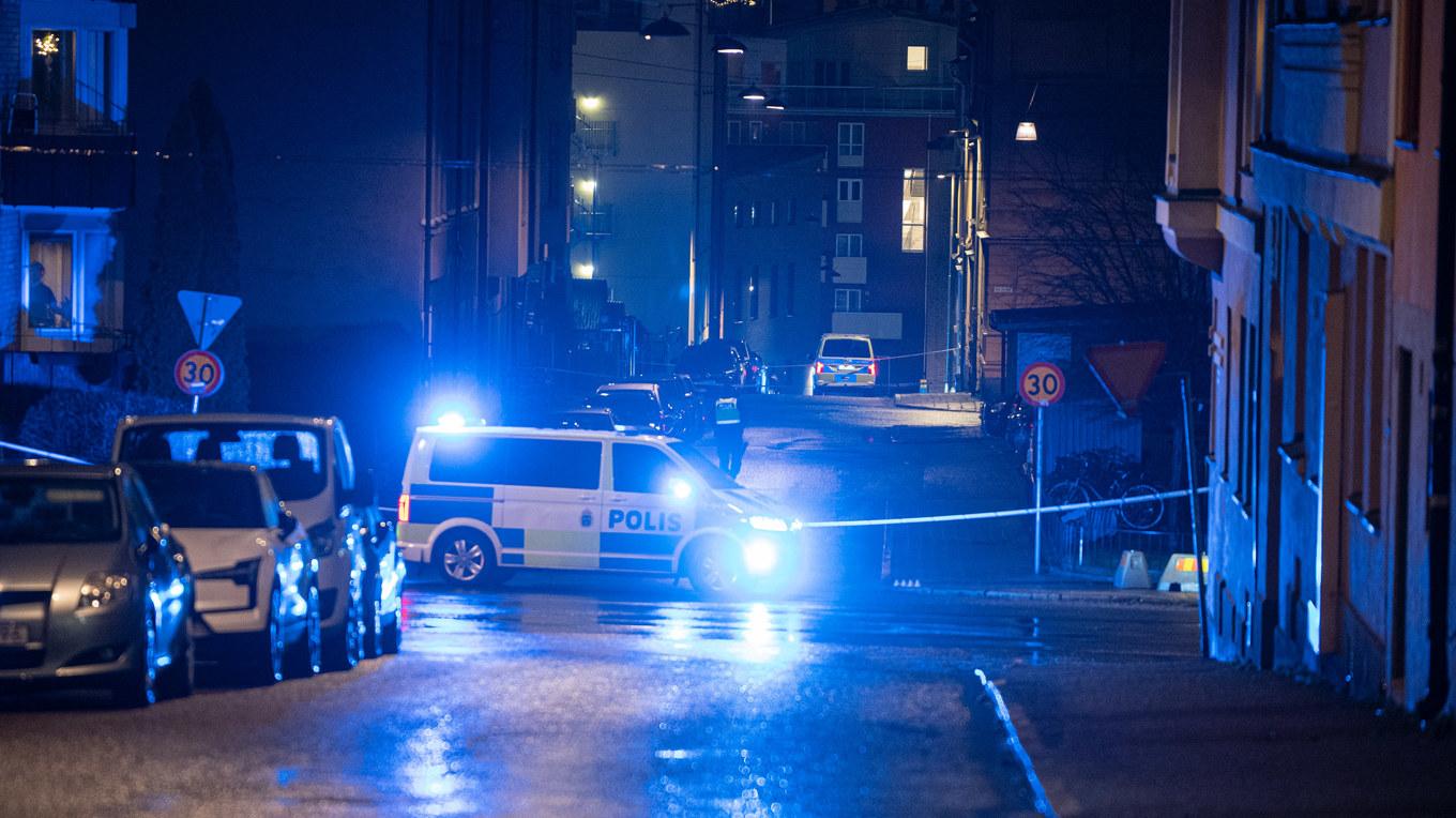 Boende tvingas evakuera i Norrköping efter att polisen larmats om ett misstänkt farligt föremål har påträffats. Foto: Niklas Luks/TT
