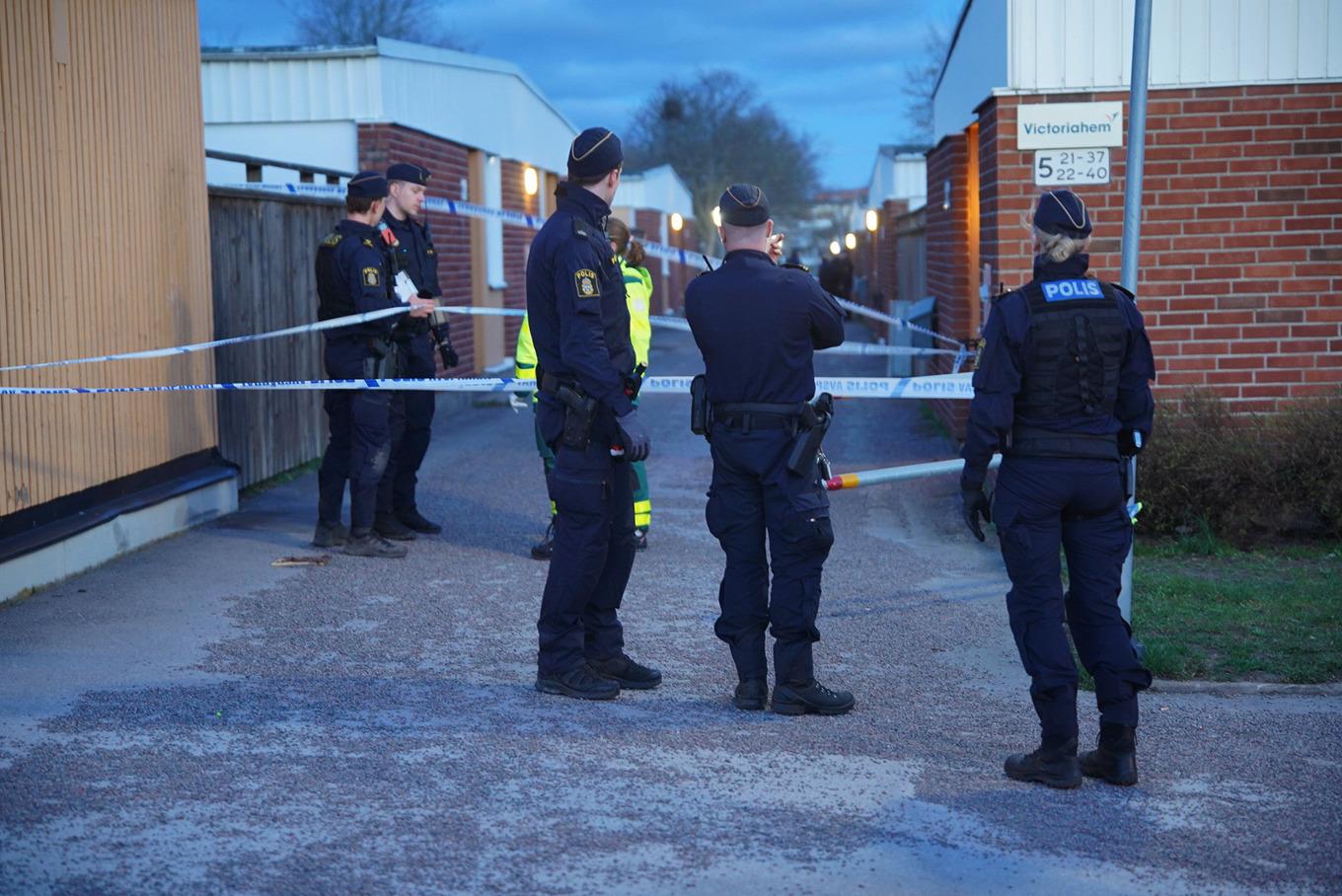 Polis och ambulanspersonal efter skjutningen i Navestad i Norrköping. Foto: Niklas Luks/TT