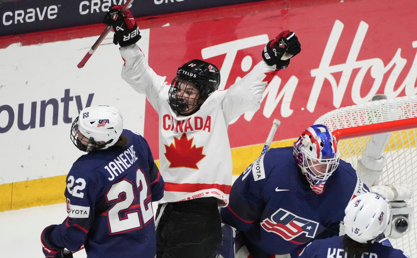 Kanadas Danielle Serdachny firar efter lagkamraten Marie-Philip Poulins mål i andra perioden av VM-finalen som Kanada vann med 6–5 efter förlängning. Foto: Christinne Muschi/AP/TT