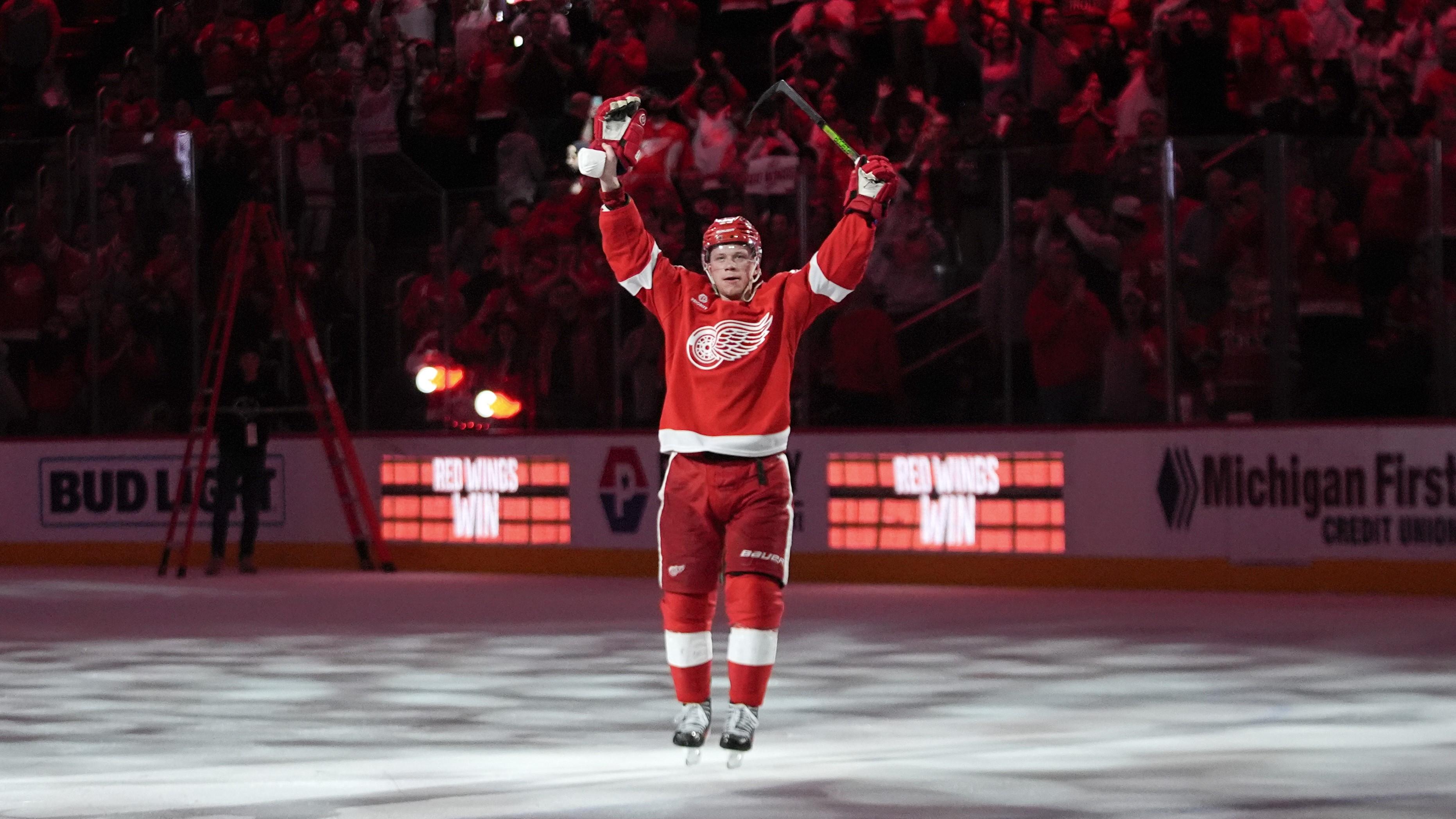 Den svenske forwarden Lucas Raymond blev matchhjälte när Detroit slog Montreal i förlängningen och håller liv i hoppet om NHL-slutspel. Foto: Paul Sancya/AP/TT