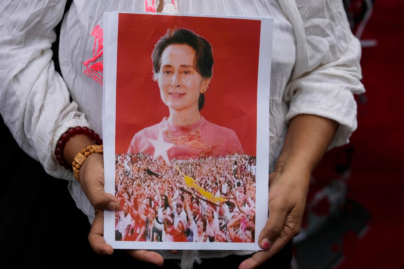 En anhängare håller upp en bild föreställande Aung San Suu Kyi. Arkivbild. Foto: Sakchai Lalit/AP/TT