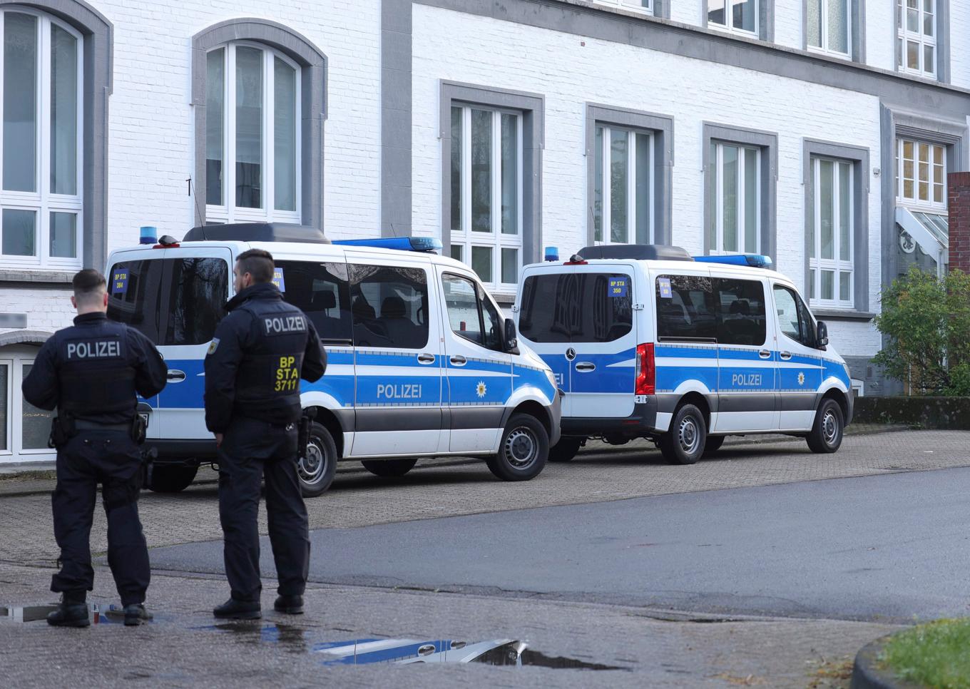 Polis vid onsdagens ingripande mot misstänkta människosmugglare i tyska Solingen. Foto: Gianni Gattus/AP/TT
