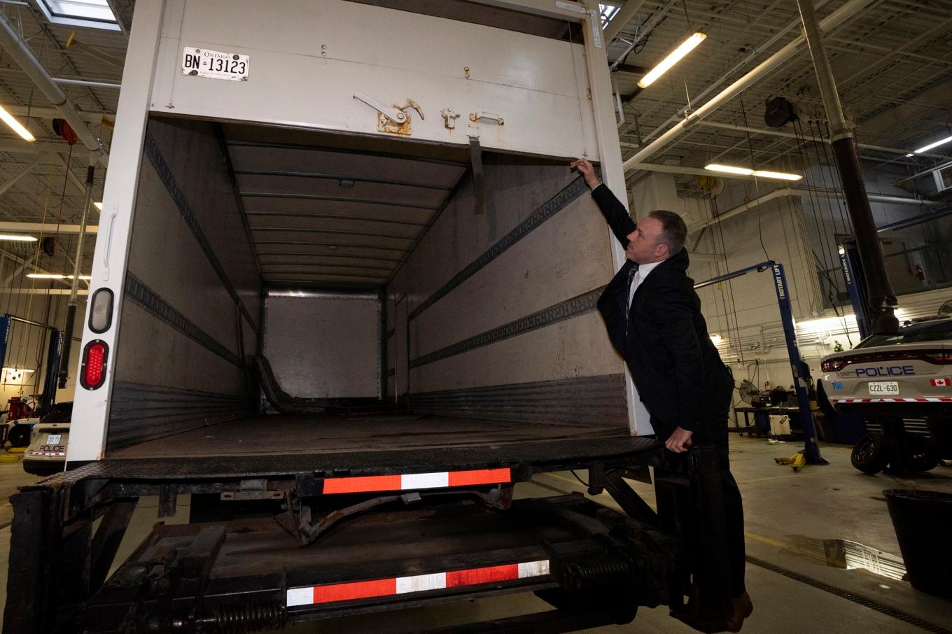 Polis i Peel, Kanada, visar en lastbil som tros ha använts i guldstöten mot en flygplats. Foto: Arlyn McAdorey/AP/TT