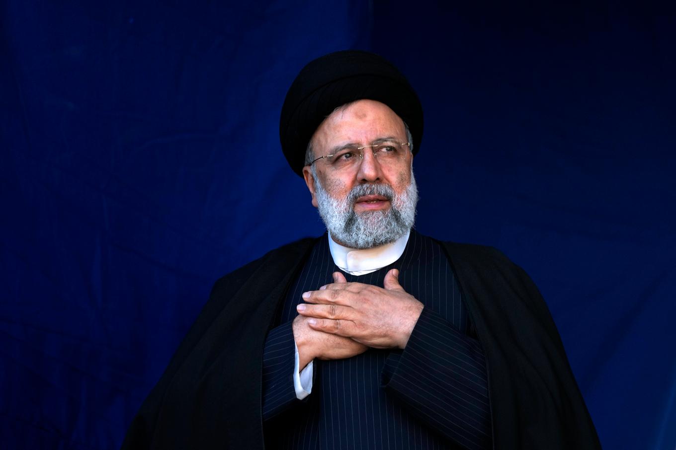 Irans president Ebrahim Raisi har varnat Israel för ett "smärtsamt svar" om Israel försöker slå tillbaka mot Iran efter den massiva attacken med bland annat drönare mot Israel den 14 april. Arkivbild. Foto: Vahid Salemi/AP/TT