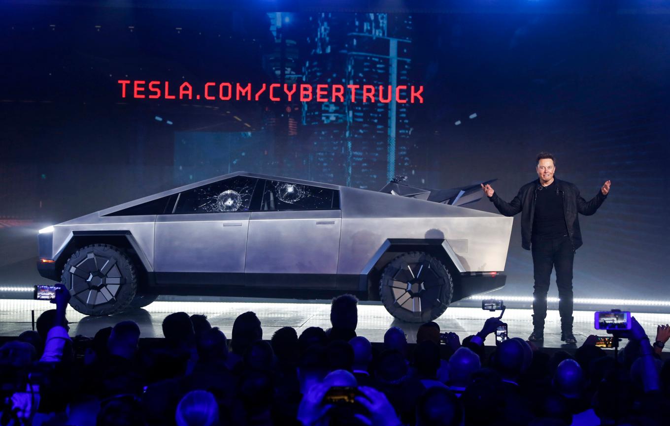 Teslas vd Elon Musk vid lanseringen av pickupen Cybertruck 2019. Arkivbild. Foto: Ringo H.W. Chiu/AP/TT