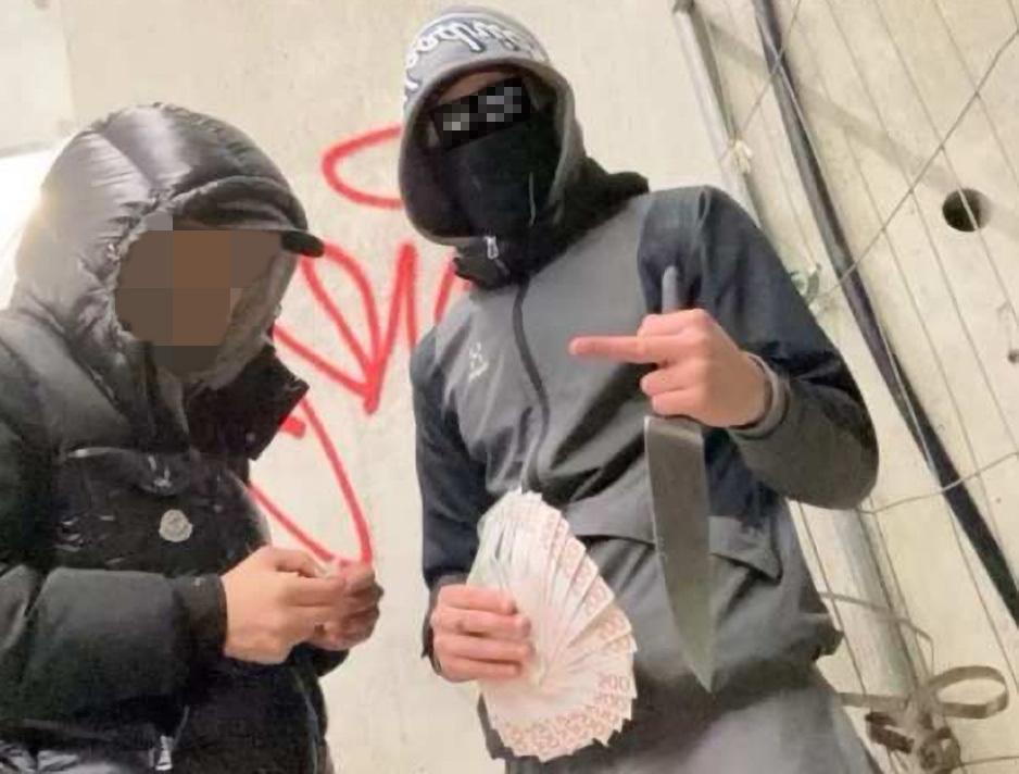 En 15-åring och en 18-åring misstänkta för rån och övergrepp på prostituerade poserar med kontanter och kniv. Bild från polisens förundersökning. Foto: Polisen