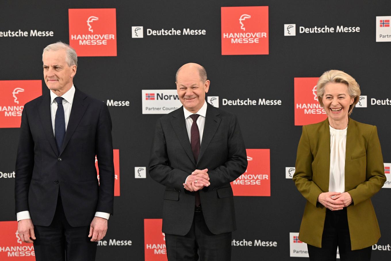 Norges statsminister Jonas Gahr Store tillsammans med Tysklands förbundskansler Olaf Scholz och EU-kommissionens ordförande Ursula von der Leyen. Foto: Julian Stratenschulte/AP/TT