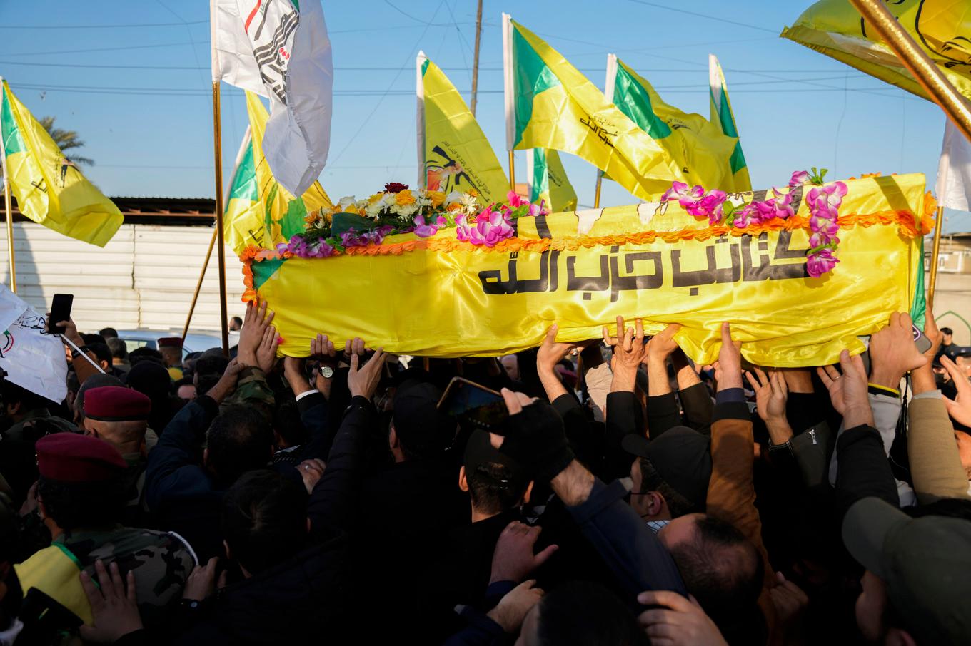 Kataib Hizbollah är en av Iraks milisgrupper. Bild från begravningen av en ledarfigur i gruppen i februari. Foto: Hadi Mizban/AP/TT