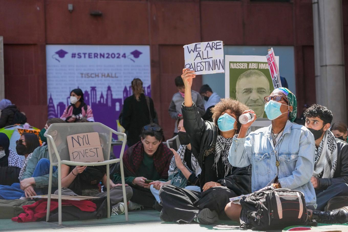 Studenter vid New York University under måndagens pro-palestinska demonstration. Foto: Mary Altaffer/AP/TT