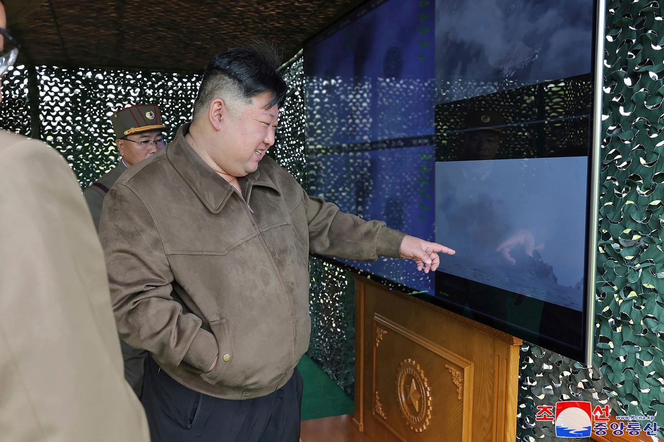 På bilden, som tillhandahållits av den Nordkoreanska regimen, ses ledaren Kim Jong-Un övervaka det som påstås vara en militärövning på en icke angiven plats i Nordkorea. Foto: Korean Central News Agency/Korea News Service via AP/TT