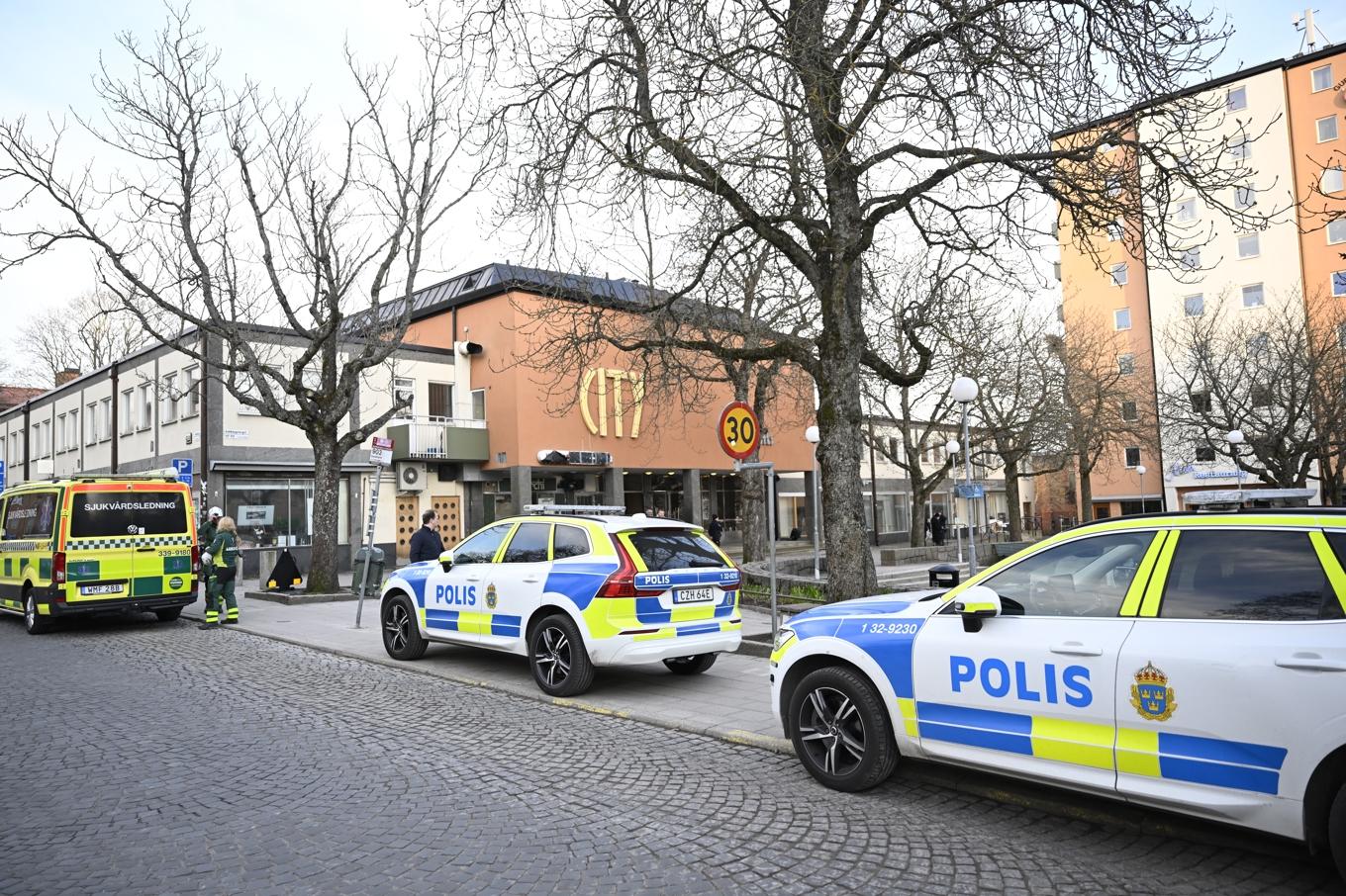 Räddningstjänst, ambulans och polis är på plats i Gubbängen efter larm om våldsdåd. Foto: Fredrik Sandberg/TT