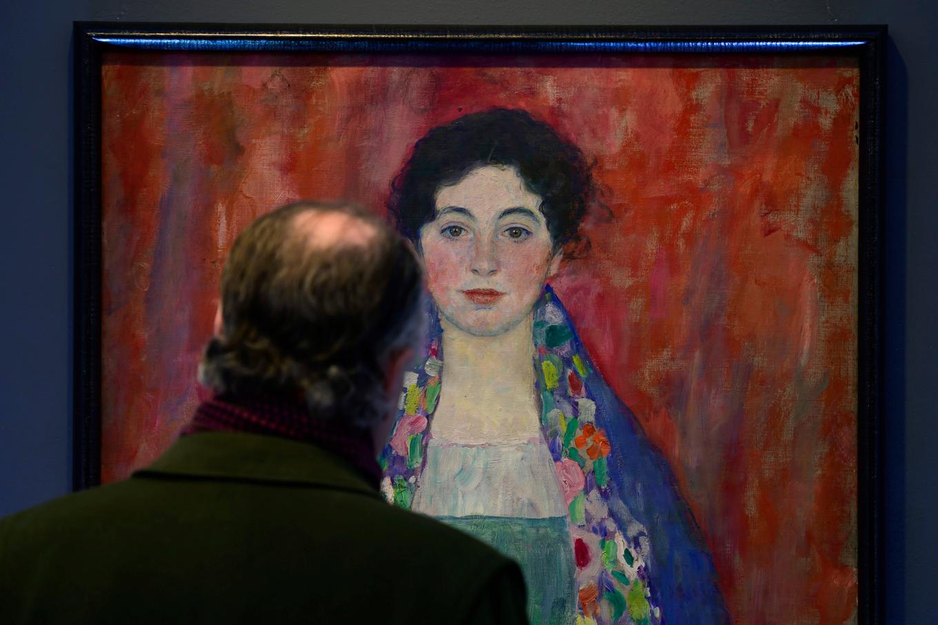 En man tittar på Gustav Klimts "Porträtt av fröken Lieser" som såldes på en auktion i Wien för motsvarande drygt 349 miljoner kronor. Foto: Christian Bruna/AP/TT