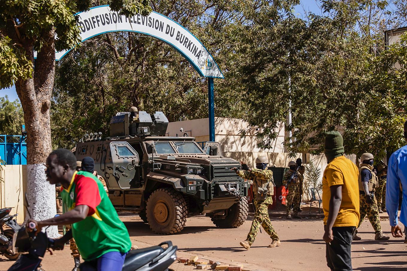 Över 200 människor har dödats av militären i Burkina Faso, enligt människorättsorganisationen Human Rights Watch (HRW). Soldaterna på bilden har inget med texten att göra. Arkivbild. Foto: Sophie Garcia AP/TT