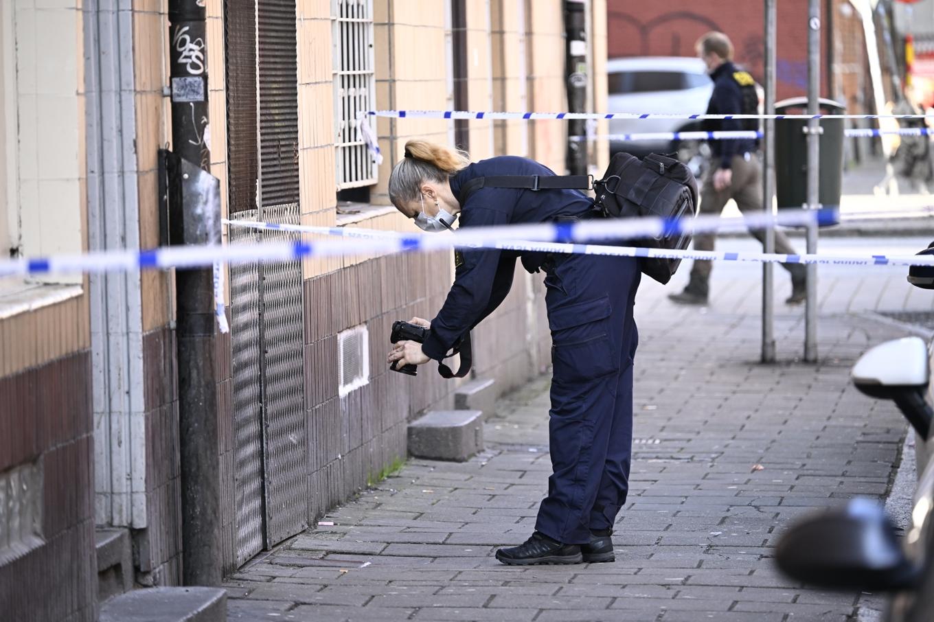 Kriminaltekniker på plats innanför avspärrningarna i korsningen Monbijougatan / Bergsgatan i centrala Malmö på lördag förmiddag efter att en man hittats skadad. Foto: Johan Nilsson/TT