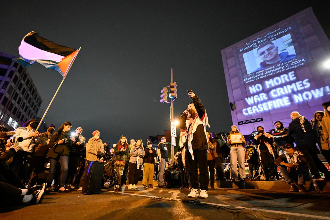 Demonstranter på plats utanför korrespondentmiddagen i Washington. Foto: Terrance Williams/AP/TT