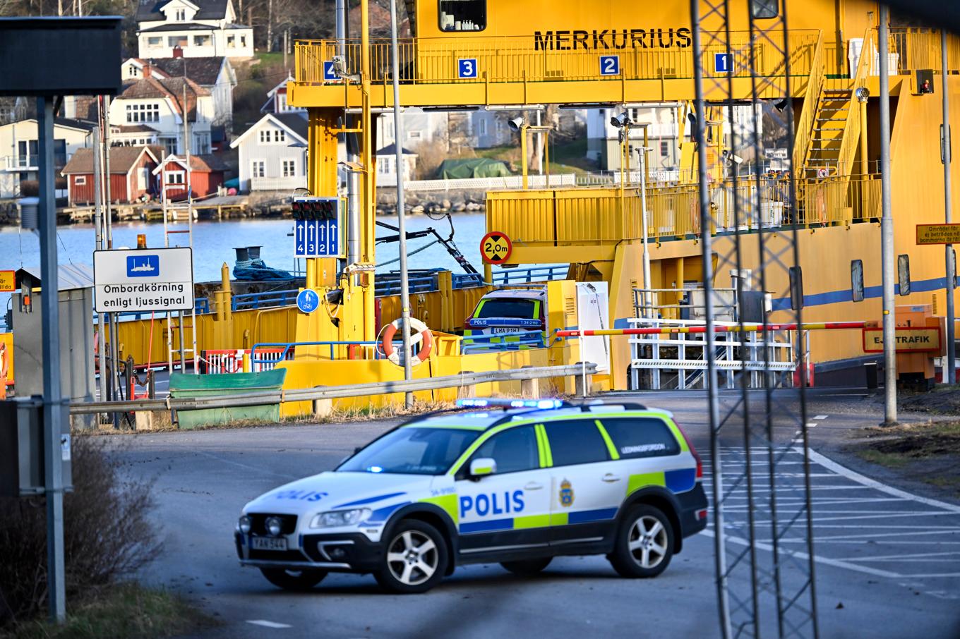 En bil körde av oklar anledning igenom grinden på en bilfärja mellan Furusund och Yxlan i söndags. Foto: Pontus Lundahl/TT