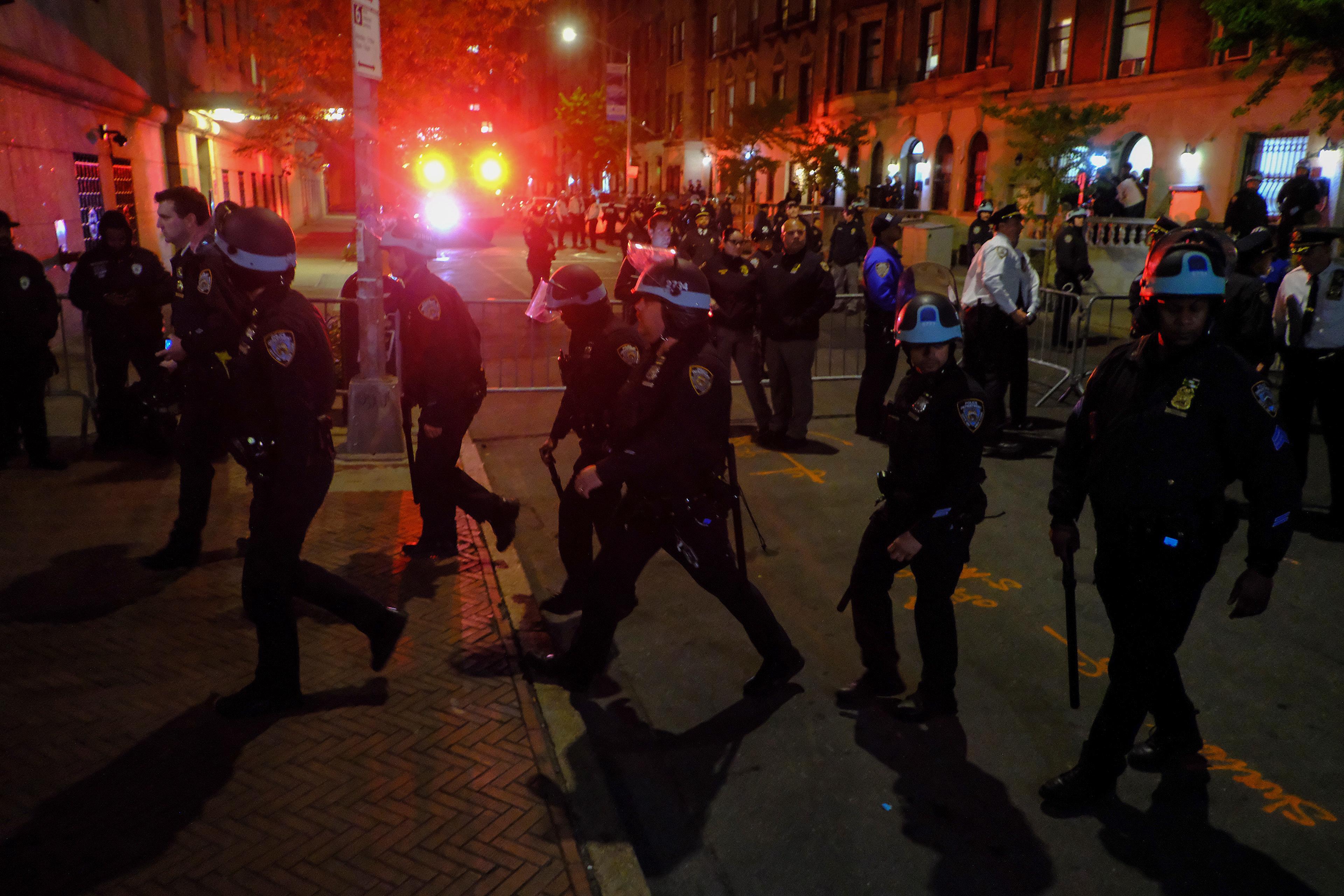 Poliser på väg mot campusområdet vid Columbia University i New York. Foto: Julius Motal