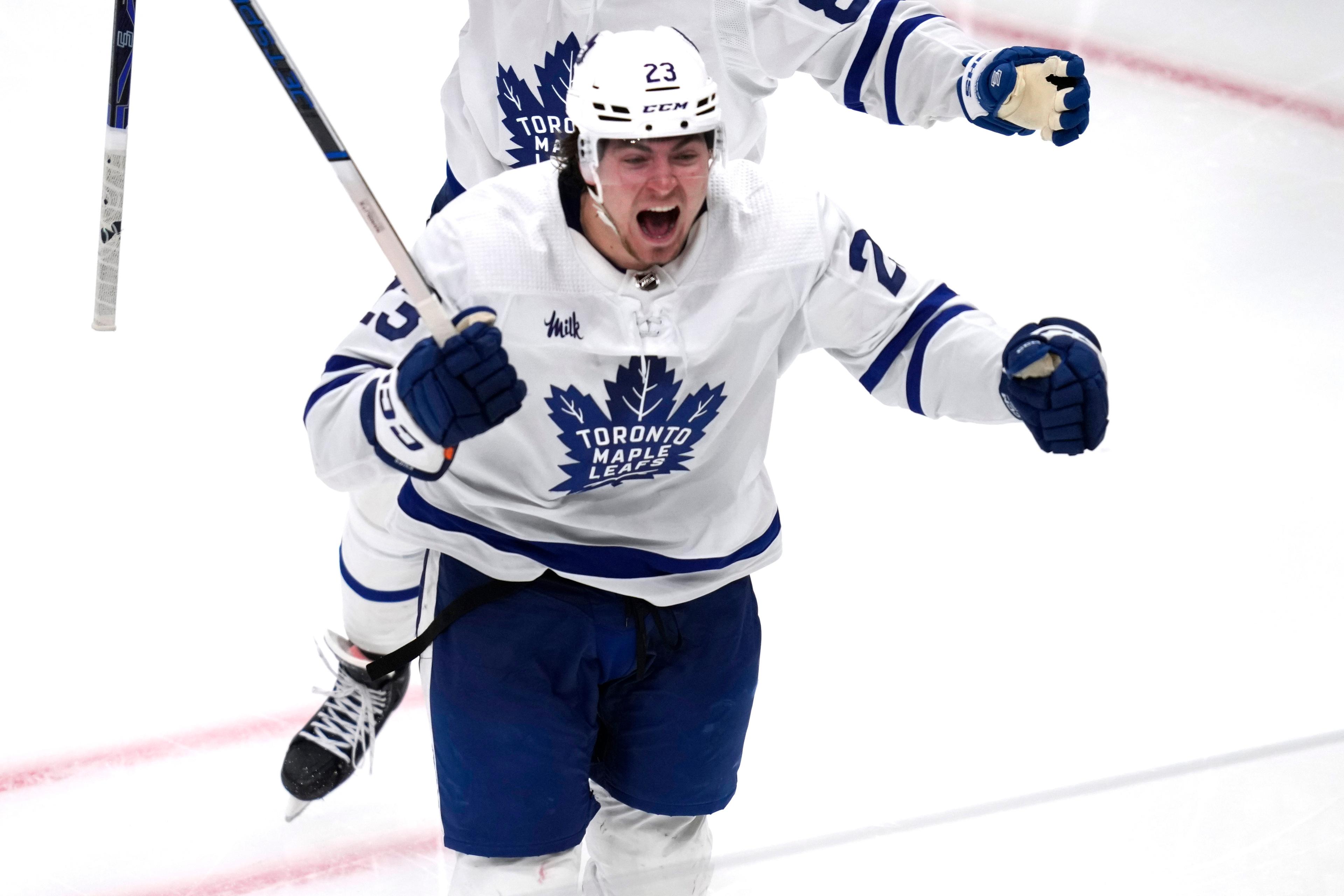 Toronto Maple Leafs Matthew Knies firar efter att ha satt det avgörande målet i förlängningen mot Boston. Foto: Charles Krupa/APT/TT