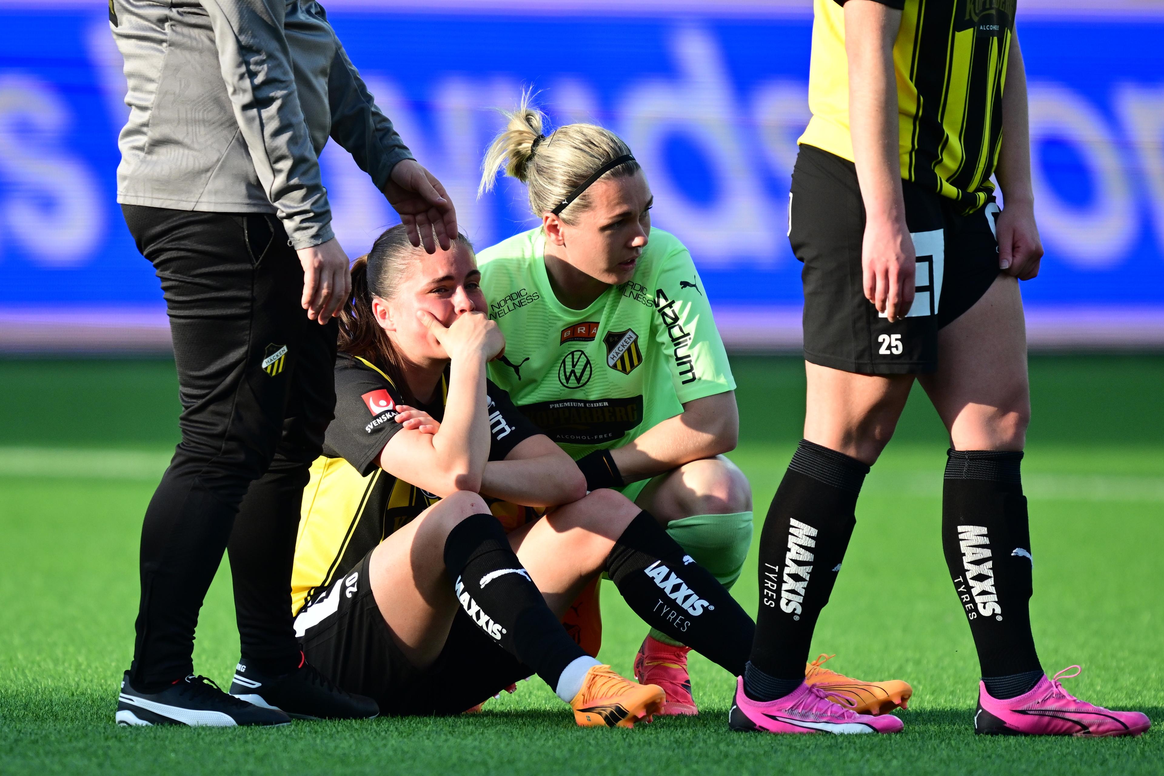 Häckens Hanna Wijk och Jennifer Falk deppar efter förlusten i cupfinalen. Foto: Björn Larsson Rosvall/TT