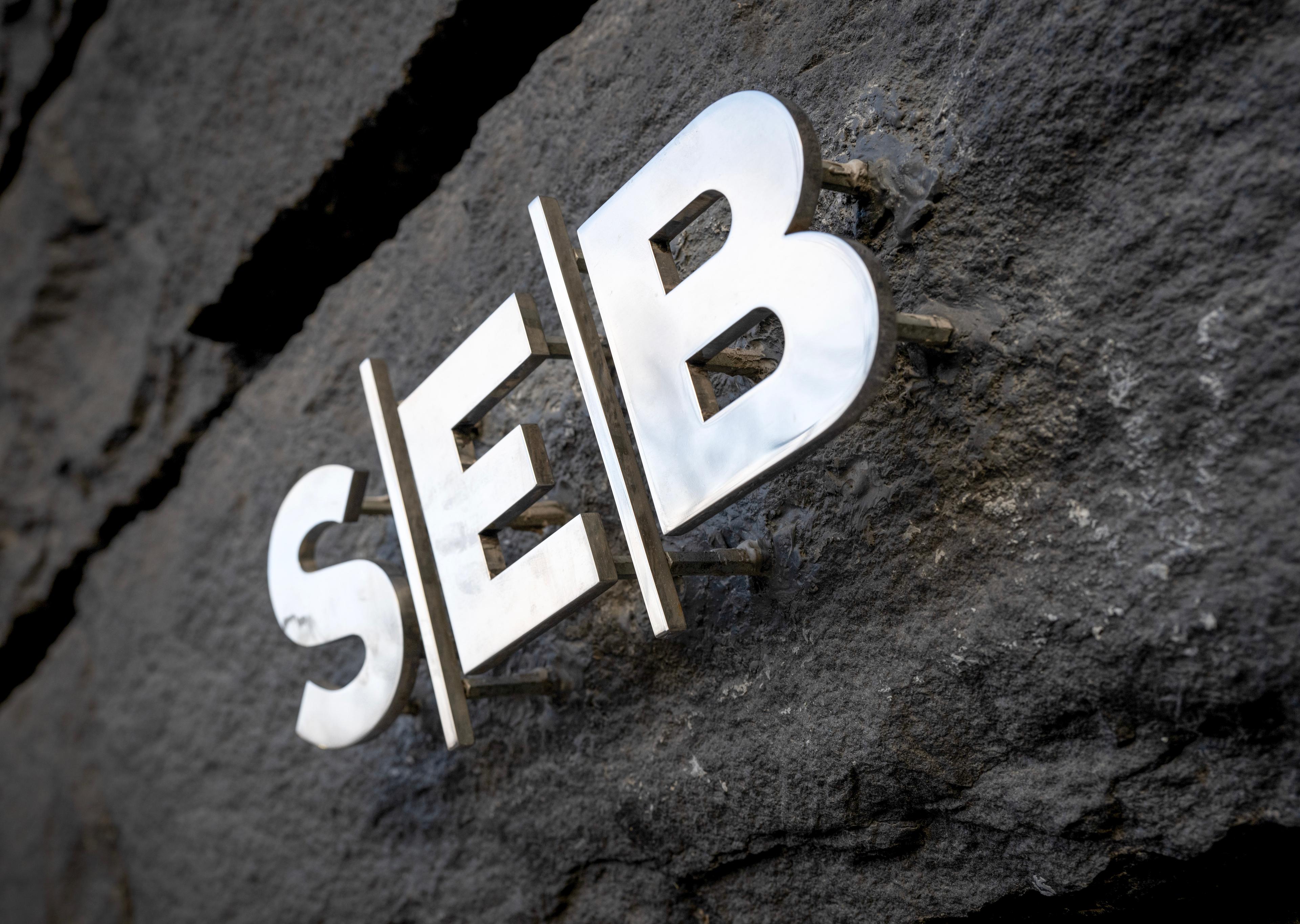 SEB:s logotyp på huvudkontoret i Stockholm. Arkivbild. Foto: Anders Wiklund/TT