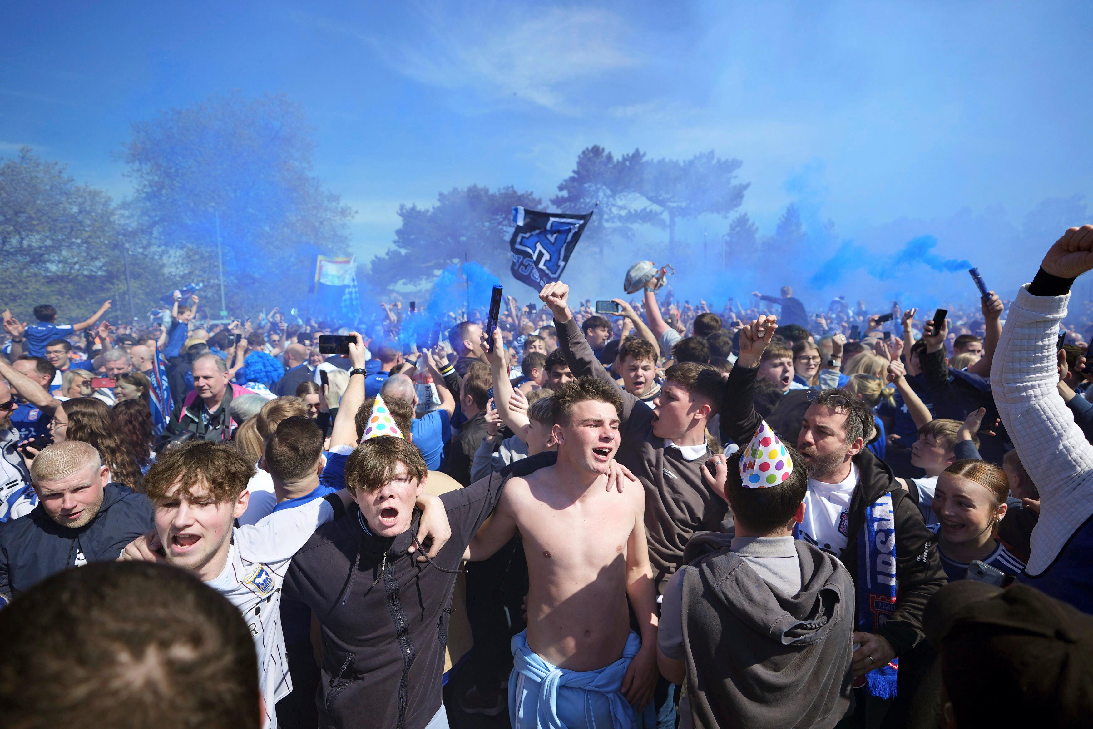 Glada Ipswich-supportrar. Foto: Zac Goodwin/AP/TT