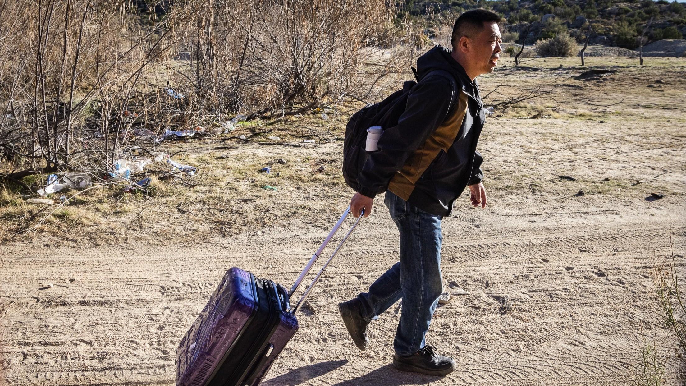 En kinesisk man på väg mot en gränsöppning till Jacumba i Kalifornien. Foto: John Fredericks/The Epoch Times