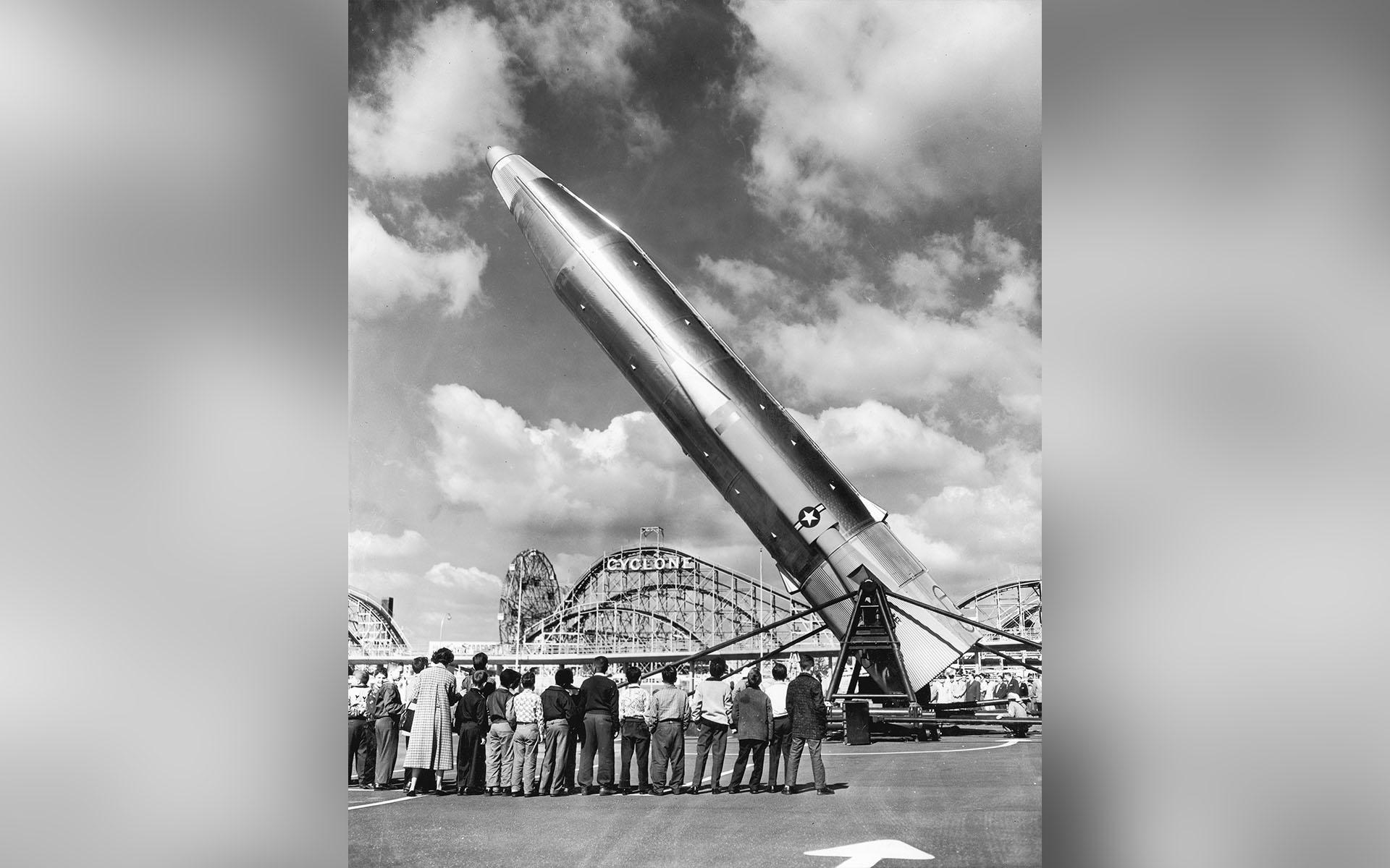 En grupp barn tittar på en interkontinental ballistisk missil vid nöjesfältet Coney Island i New York, 1959. Kärnvapen är lika fantasieggande som fruktansvärda. Foto: Hulton Archive/Getty Images