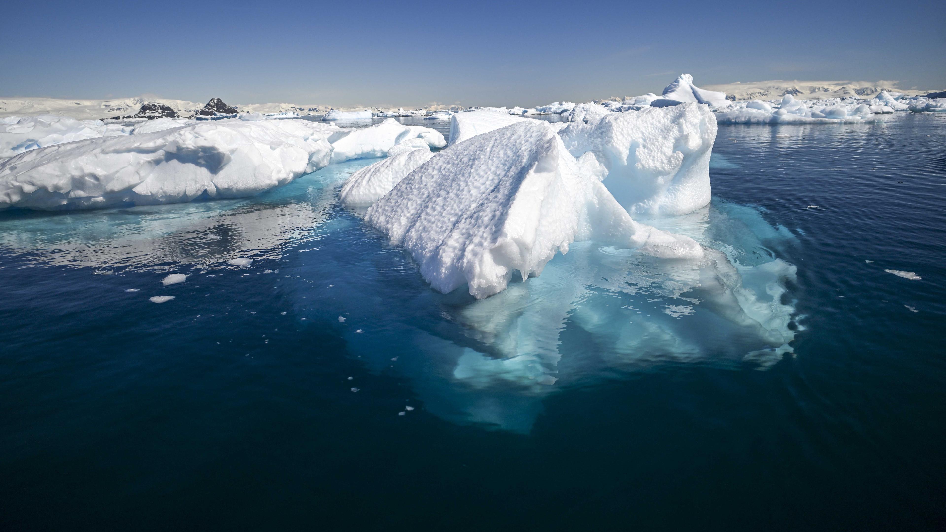 Ett isberg i Antarktis. Entreprenörer hoppas kunna lösa problemen och utnyttja den stora färskvattenresurs som isbergen runt polerna utgör. Foto: Juan Barreto/AFP via Getty Images