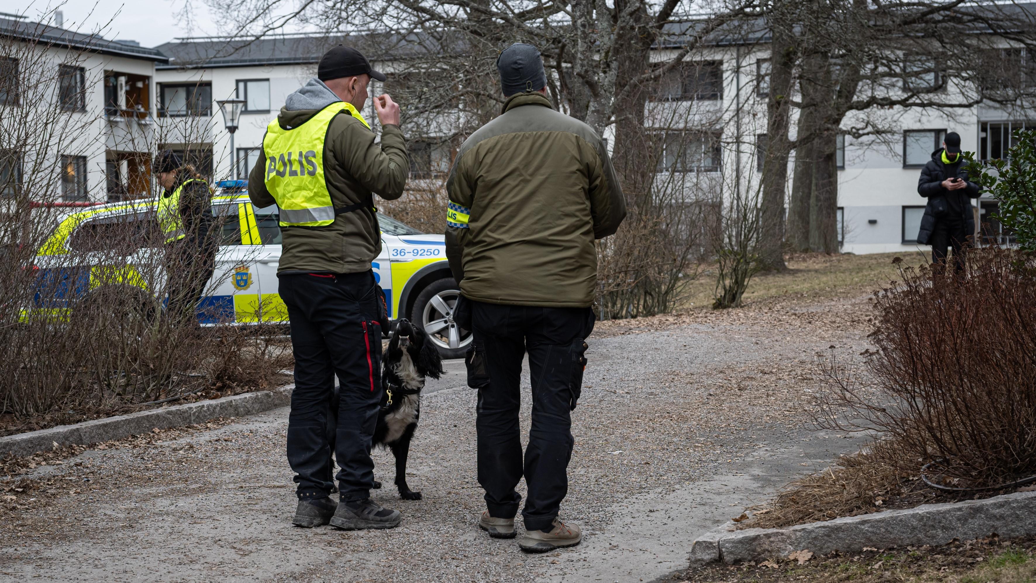 Polis med spårhundar efter skjutning i Skärholmen den 13 mars. Oppositionsborgarråd Gabriel Kroon (SD) vill ”storsatsa” på tryggheten i Skärholmen. Foto: Roger Sahlström