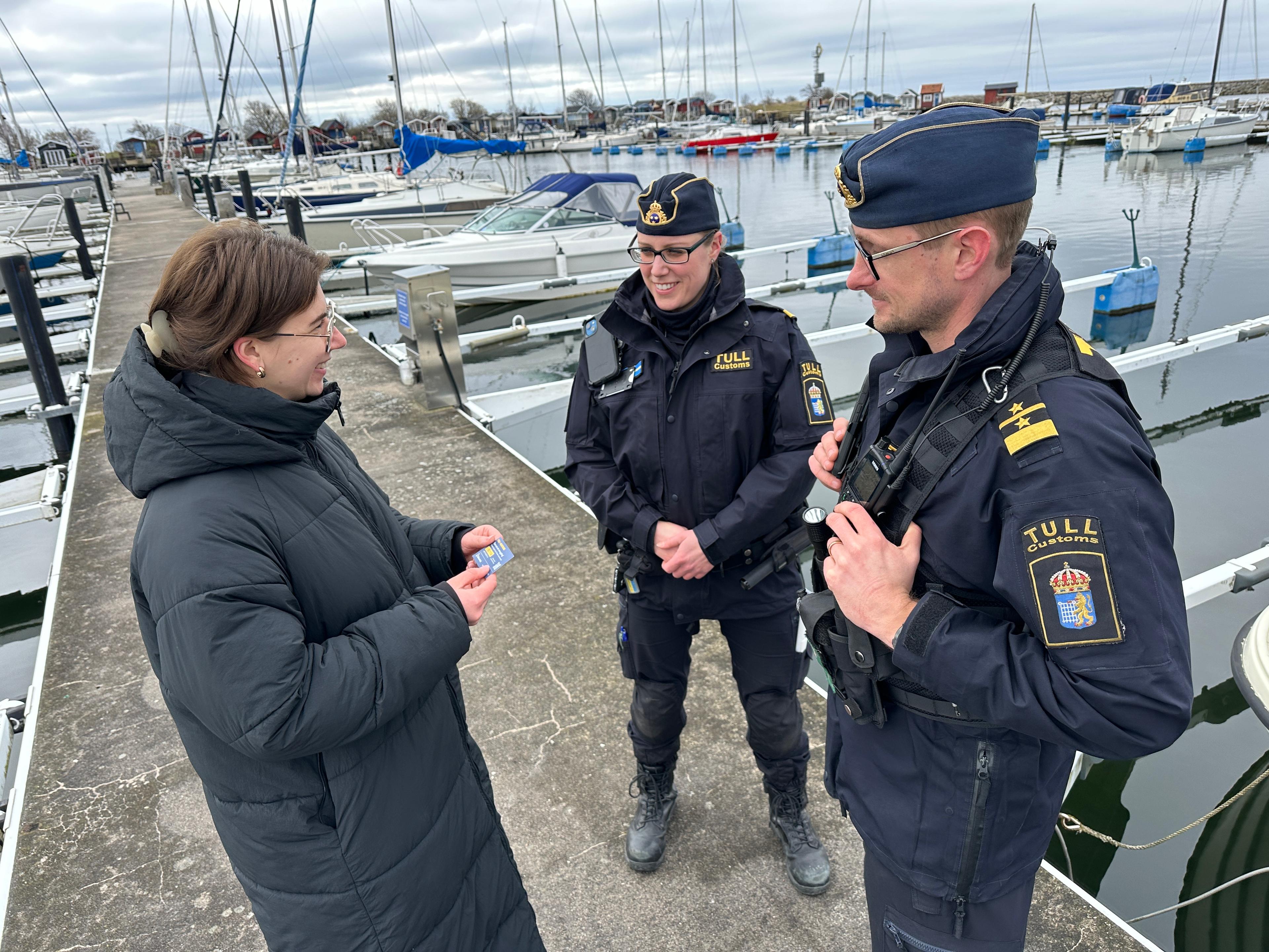 Personal från Tullverket informerar besökare i småbåtshamnen i Klagshamn i Malmö hur man kan agera vid misstänkt smuggling. Foto: Tullverket