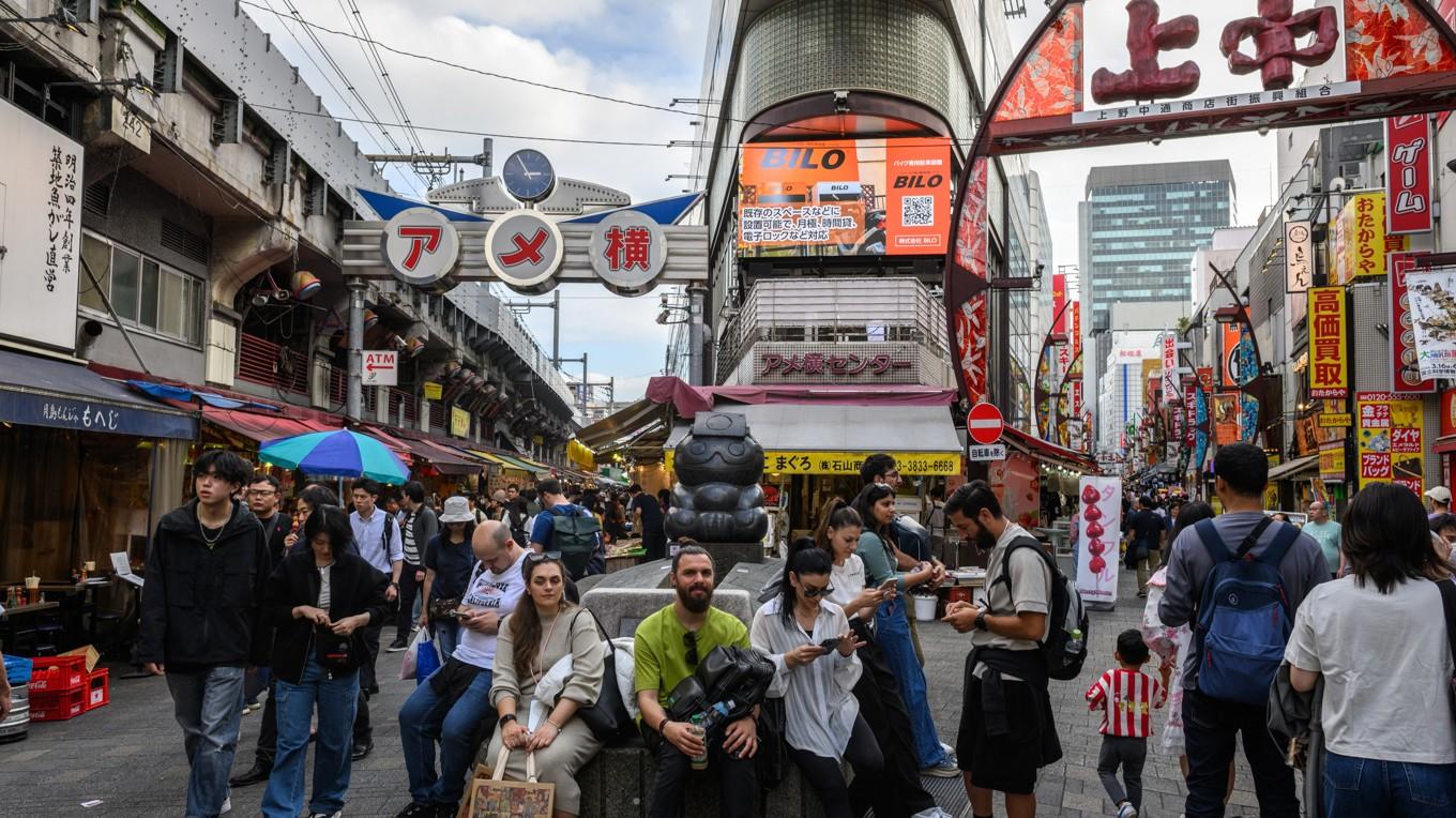 Människor i Tokyo den 30 april 2024. Foto av Philip Fong/AFP via Getty Images