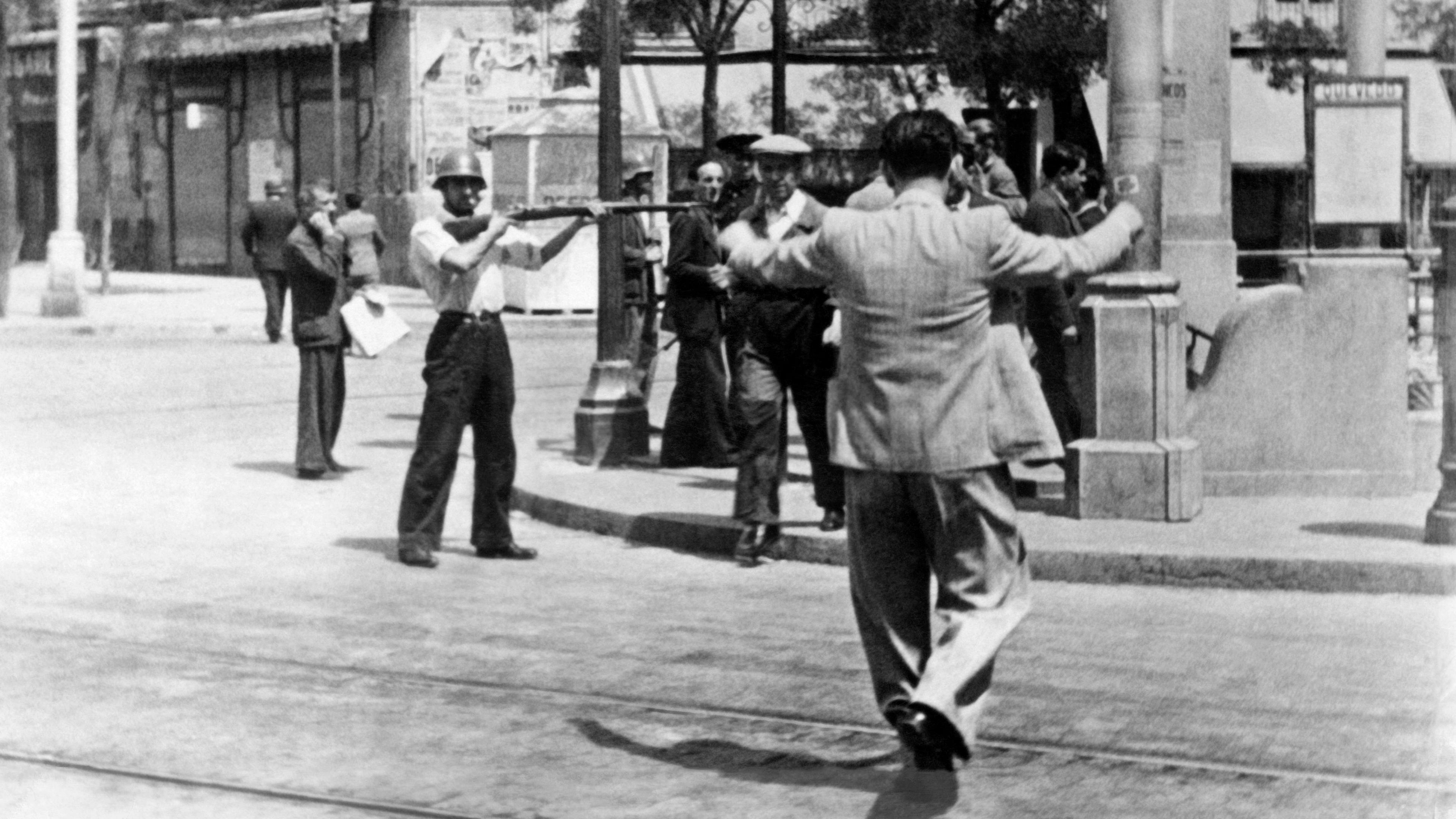 En man grips i Madrid 1936, under spanska inbördeskriget. Bakom författaren Arthur Koestlers snabba anteckningar från kriget döljs en stor fråga. Foto: AFP via Getty Images