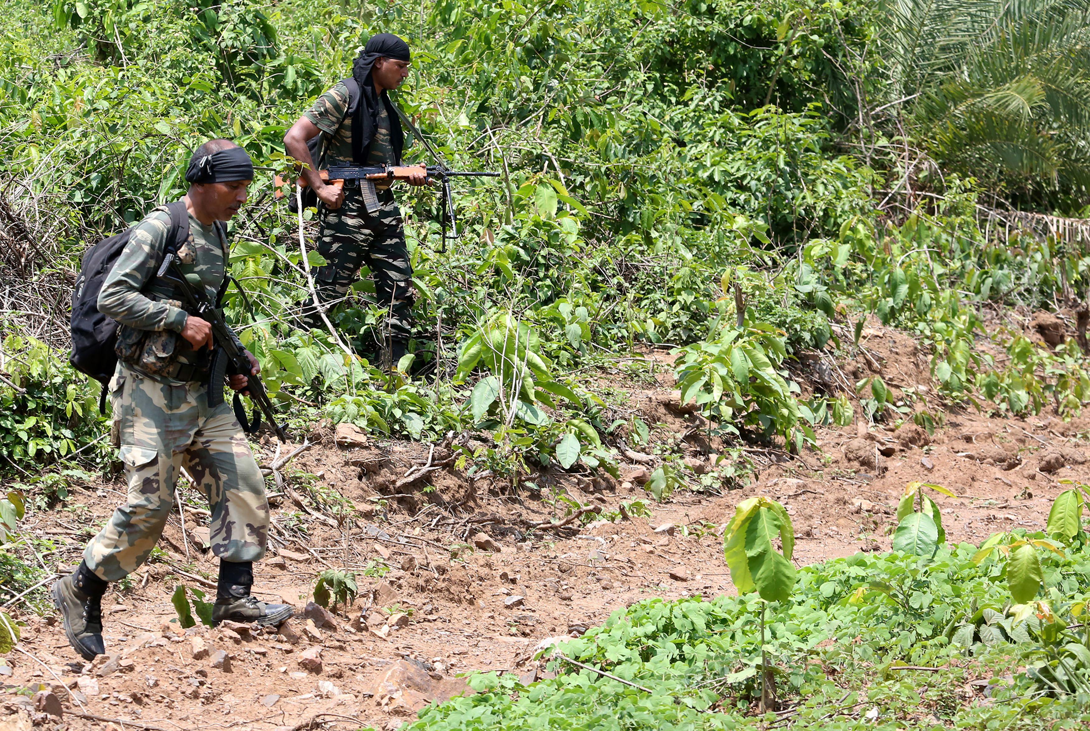 På bilden som är tagen den 9 maj 2018 ses indisk militärpersonal patrullera i området Saranda i samband med insatser mot maoistrebeller i delstaten Jharkhand i östra Indien. Foto: Sanjib Dutta/AFP via Getty Images