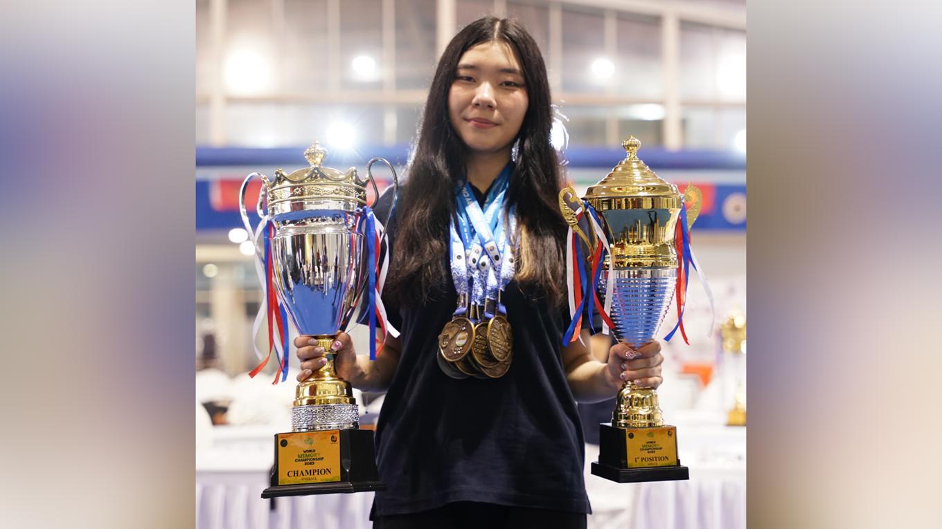 Den regerande världsmästaren i minne, Tenuun Tamir från Mongoliet. I november får vi veta vem som utmanar henne om titeln, när VM i minne avgörs i Lund. Foto: Svenska Minnesförbundet