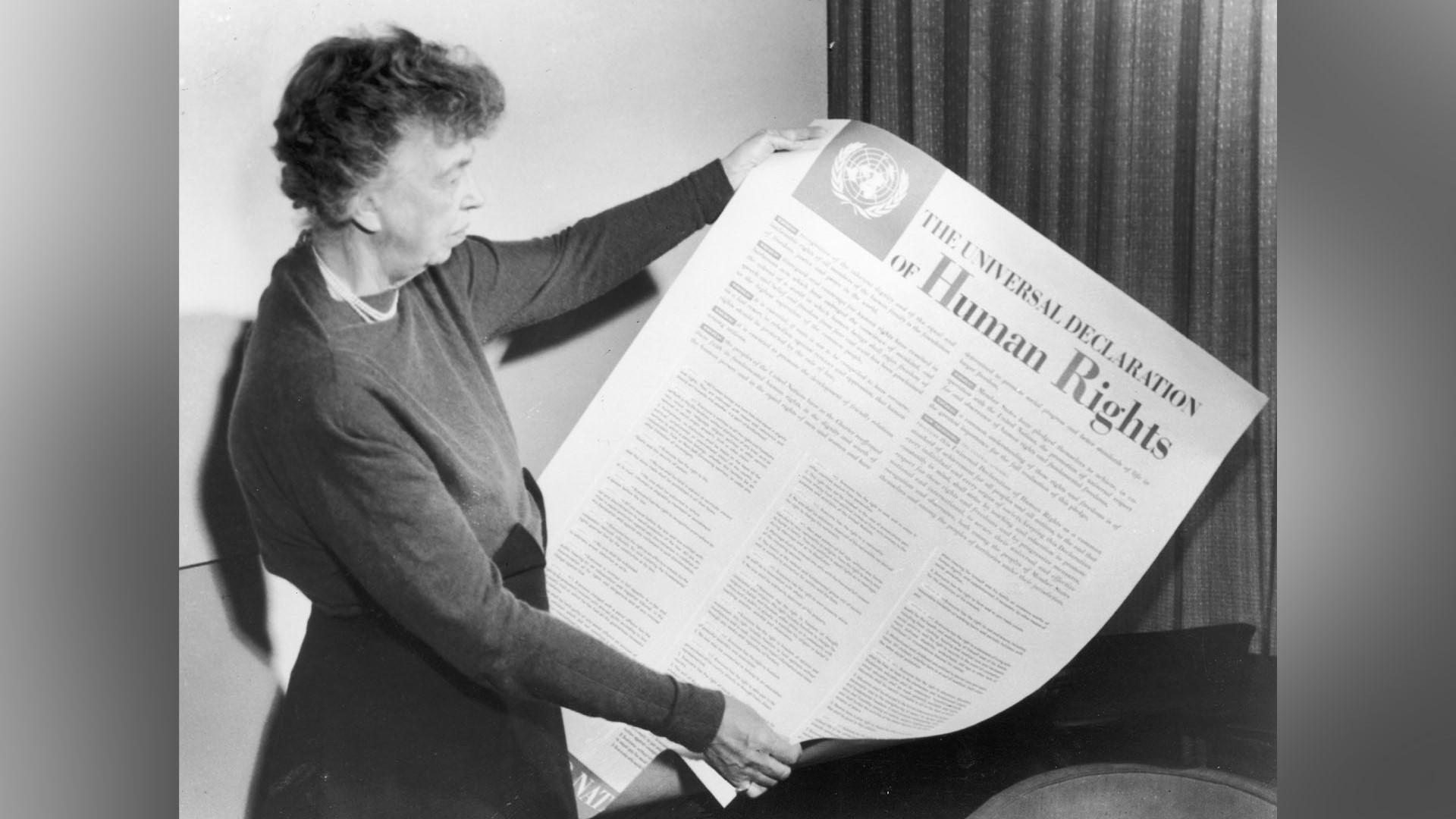 Eleanor Roosevelt, maka till president Franklin D. Roosevelt, men även en politisk kraft i sig själv, håller upp Deklarationen om mänskliga rättigheter, 1947. Foto: Fotosearch/Getty Images