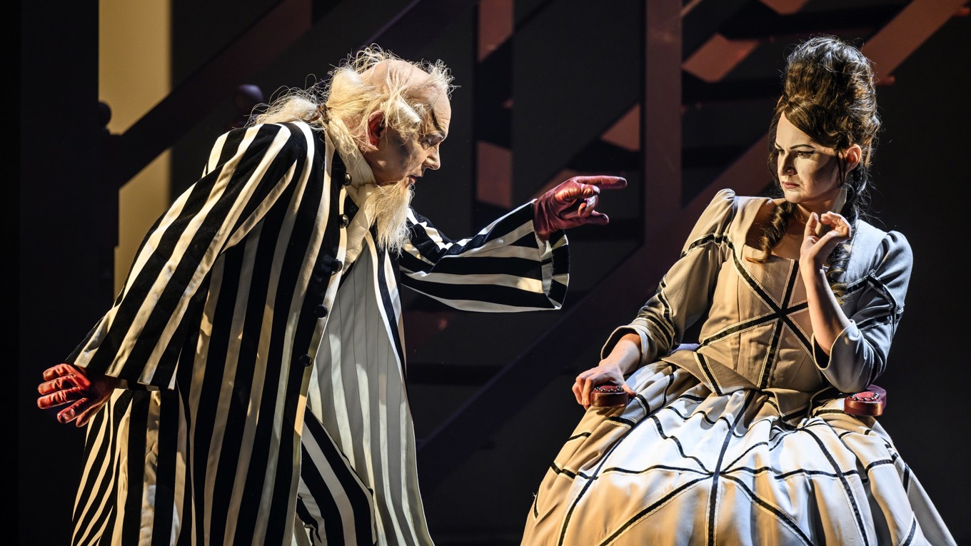 Don Bartolo och Rosina i en scen ur operaföreställningen Barberaren i Sevilla, som visades på biografer under april. Foto: Kungliga Operan/Sören Vilks