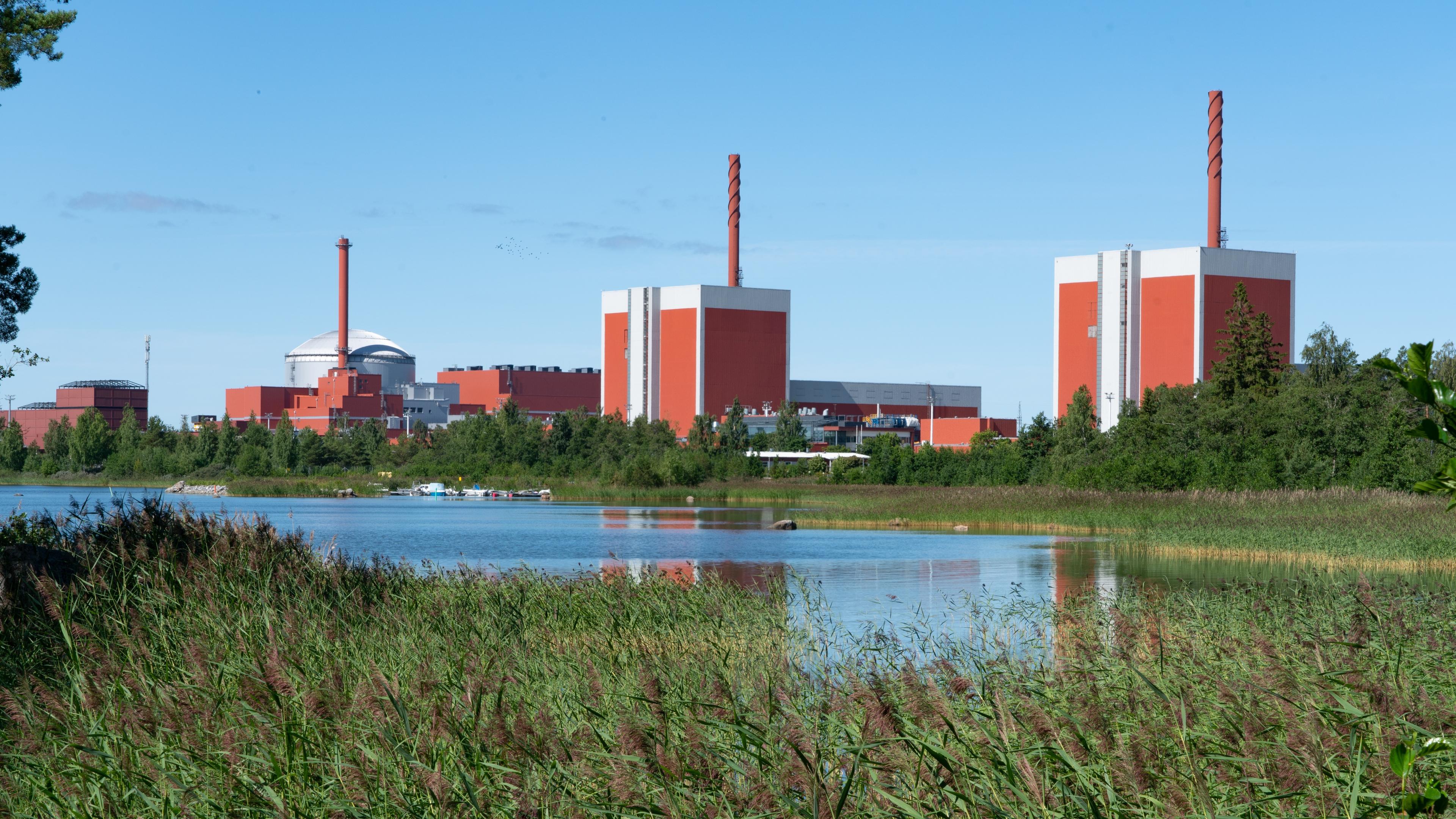 Den nya reaktorn i Olkiluoto (den runda byggnaden i mitten) har nu lett till lägre elpriser i Finland. Bygget av den tog längre tid än planerat. Foto: M.Pakats/Shutterstock