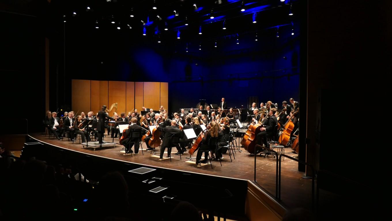 Göteborgs Symfoniorkester, under ledning av Lyniv, framförde musik av Frolyak, Schumann och Rachmaninov. Pöntinen briljerade. Foto: Jenny Ljungkvist