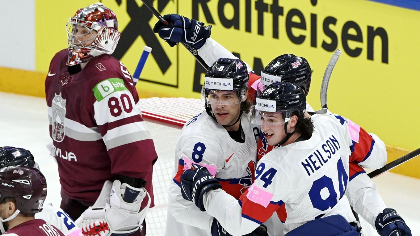 Cade Neilson och Matthew Myers firar efter ett mål mot Lettland i Tammerfors den 22 maj 2022, under VM i Finland. Foto: Jussi Nukari/Lehtikuva/AFP via Getty Images