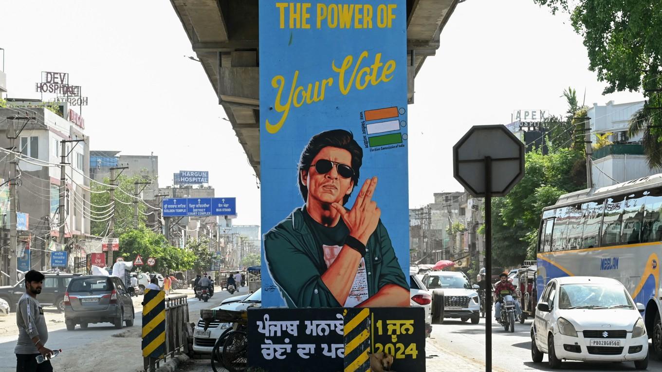 Valreklam med Bollywoodskådespelaren Shah Rukh Khan i staden Amritsar som uppmuntrar väljare att använda sin röst. Valet pågår fram till i juni. Foto: Narinder Nanu/AFP via Getty Images