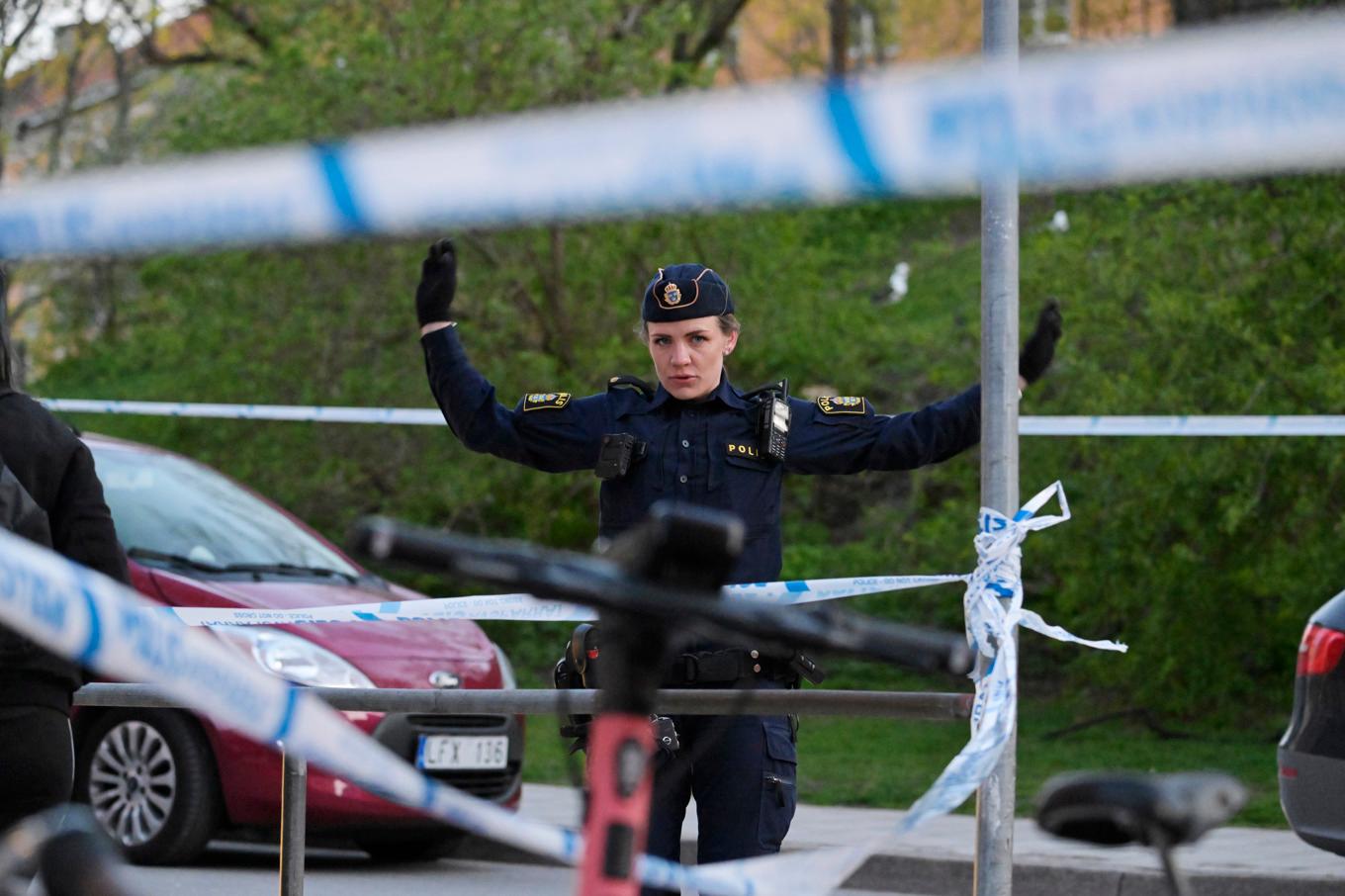 En man sköts till döds på Allhelgonagatan på Södermalm i centrala Stockholm på måndagen. Foto: Janerik Henriksson/TT