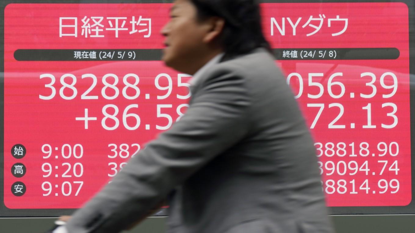 Tokyobörsen stiger. Bilden är tagen 9 maj. Foto: Eugene Hoshiko/AP/TT