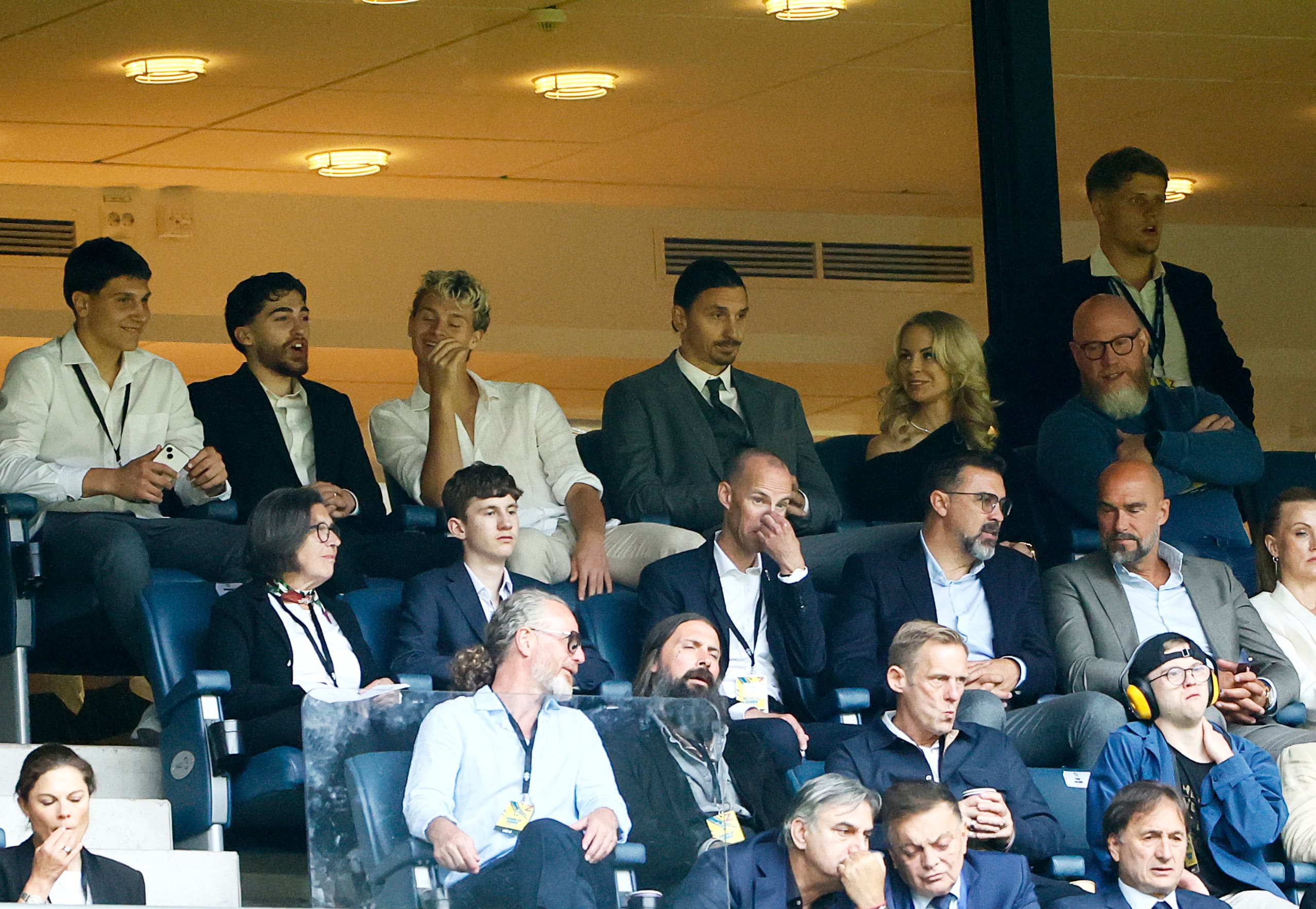 Maximilian Seger Ibrahimovic (tredje från vänster, övre raden) bredvid sina föräldrar Zlatan Ibrahimovic och Helena Seger när pappa tackades av för sina insatser i den svenska landslagströjan i samband med landskampen mot Serbien på Friends arena i juni. Arkivbild. Foto: Stefan Jerrevång/TT