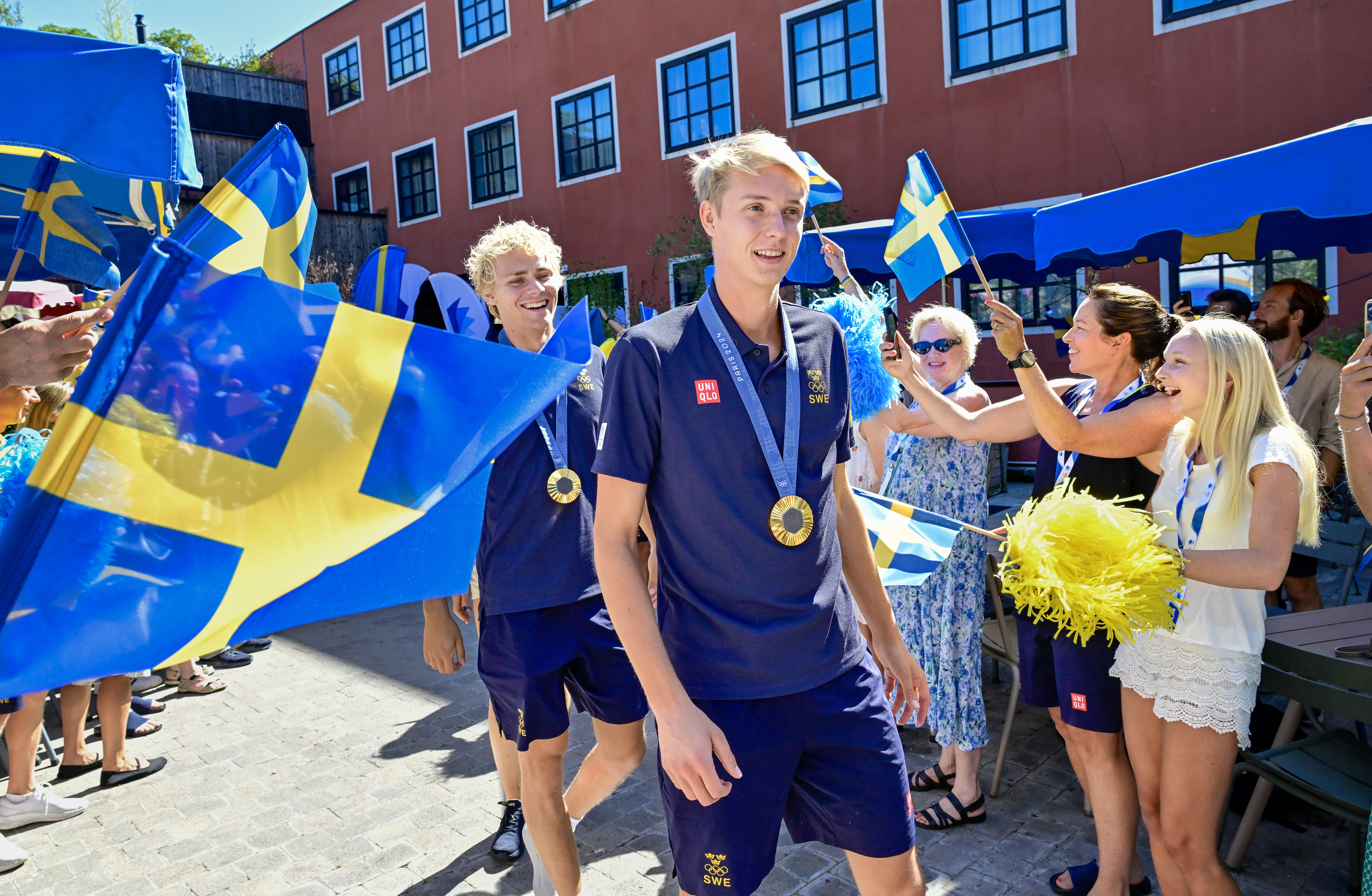 Guldmedaljörerna David Åhman och Jonatan Hellvig firades på Sweden Arena i Paris efter OS-guldet i beachvolleyboll. Foto: Jonas Ekströmer/TT