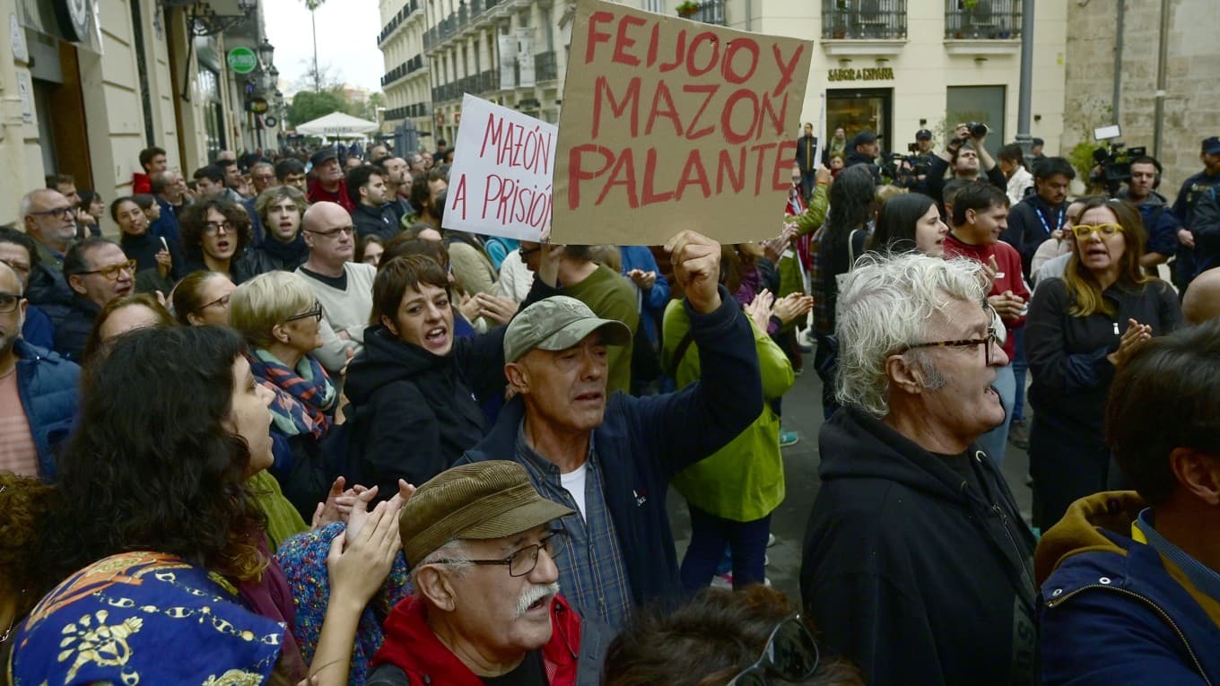 Demonstranter utanför regionparlamentet i Valencia, Spanien. Missnöjet med hanteringen av översvämningskatastrofen får regeringen att gunga.
Foto: Jose Jordan/AFP via Getty Images
