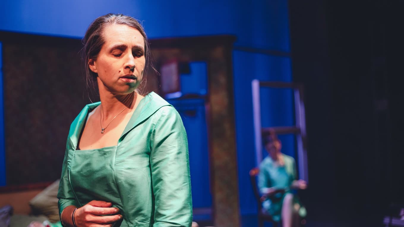 Karin Echeverri gör en stark rollgestaltning och övertygar med inlevelse och scennärvaro i rollen som Mary.
Foto: Maria Almgren
