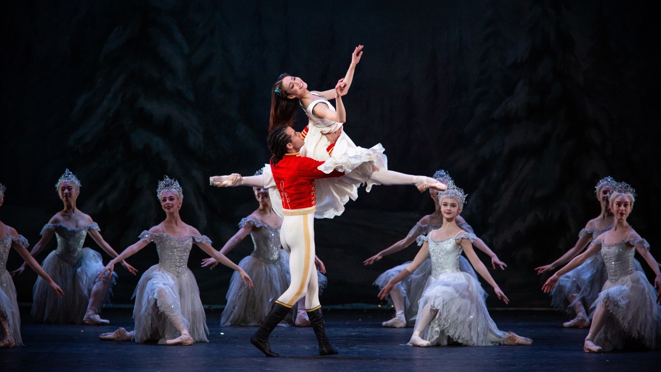 Unga Clara och Hans-Peter framför ett pas de deux i den förtrollade vinterskogen 
i baletten ”Nötknäpparen”.
Foto: Alice Pennefather