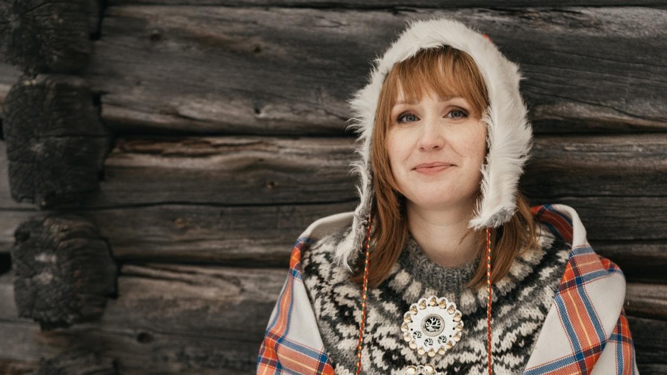 Författaren Tina Harnesk debuterade 2022 med romanen ”Folk som sår i snö”. Nu delas boken ut för att främja läsandet i Olofström och Karlshamn. Foto: Pressbild