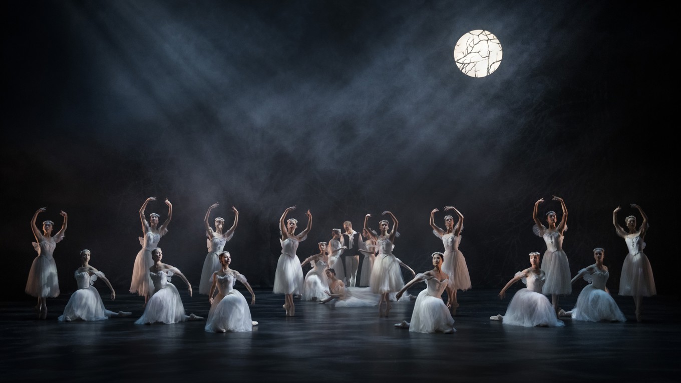 Kungliga Baletten framför den ikoniska baletten ”Les Sylphides” i gala på Kungliga Operan 2021. Foto: Kungliga Operan/Markus Gårder