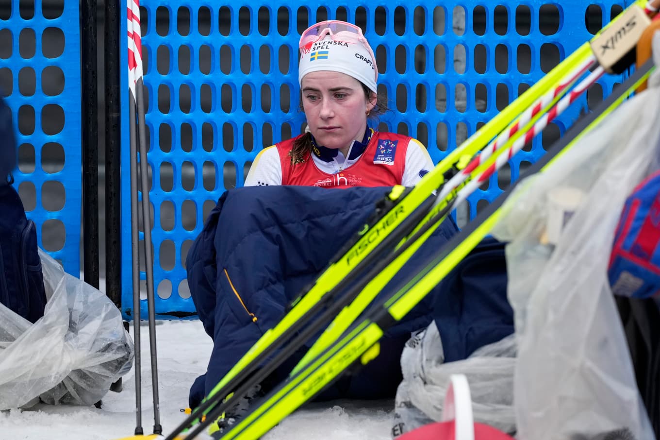 Ebba Andersson är besviken efter fallet i VM-loppet. Foto: Matthias Schrader/AP/TT
